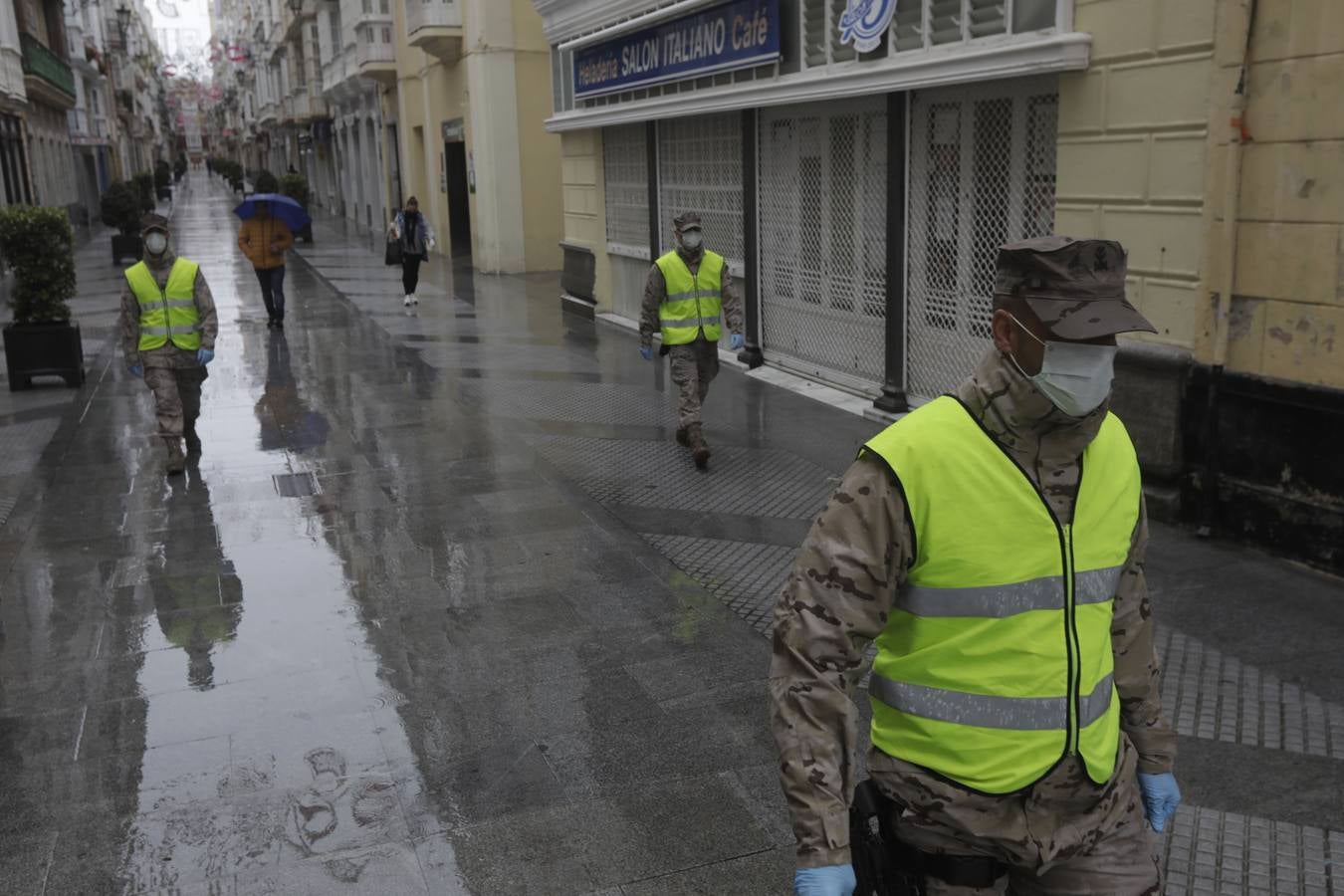 FOTOS: los militares patrullan las calles, estaciones y hospitales de la Bahía de Cádiz