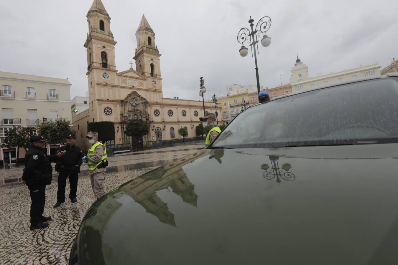 FOTOS: los militares patrullan las calles, estaciones y hospitales de la Bahía de Cádiz