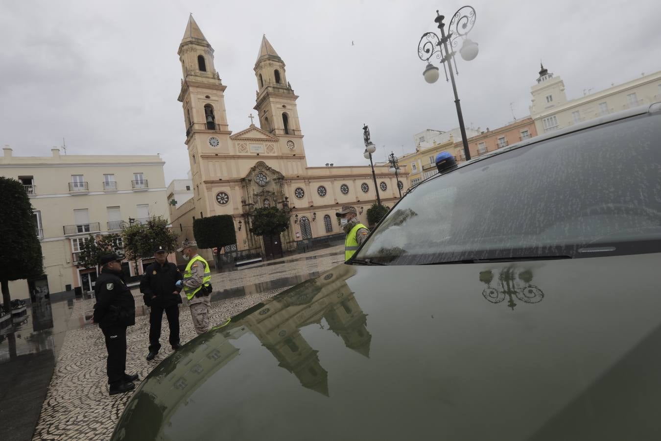 FOTOS: los militares patrullan las calles, estaciones y hospitales de la Bahía de Cádiz