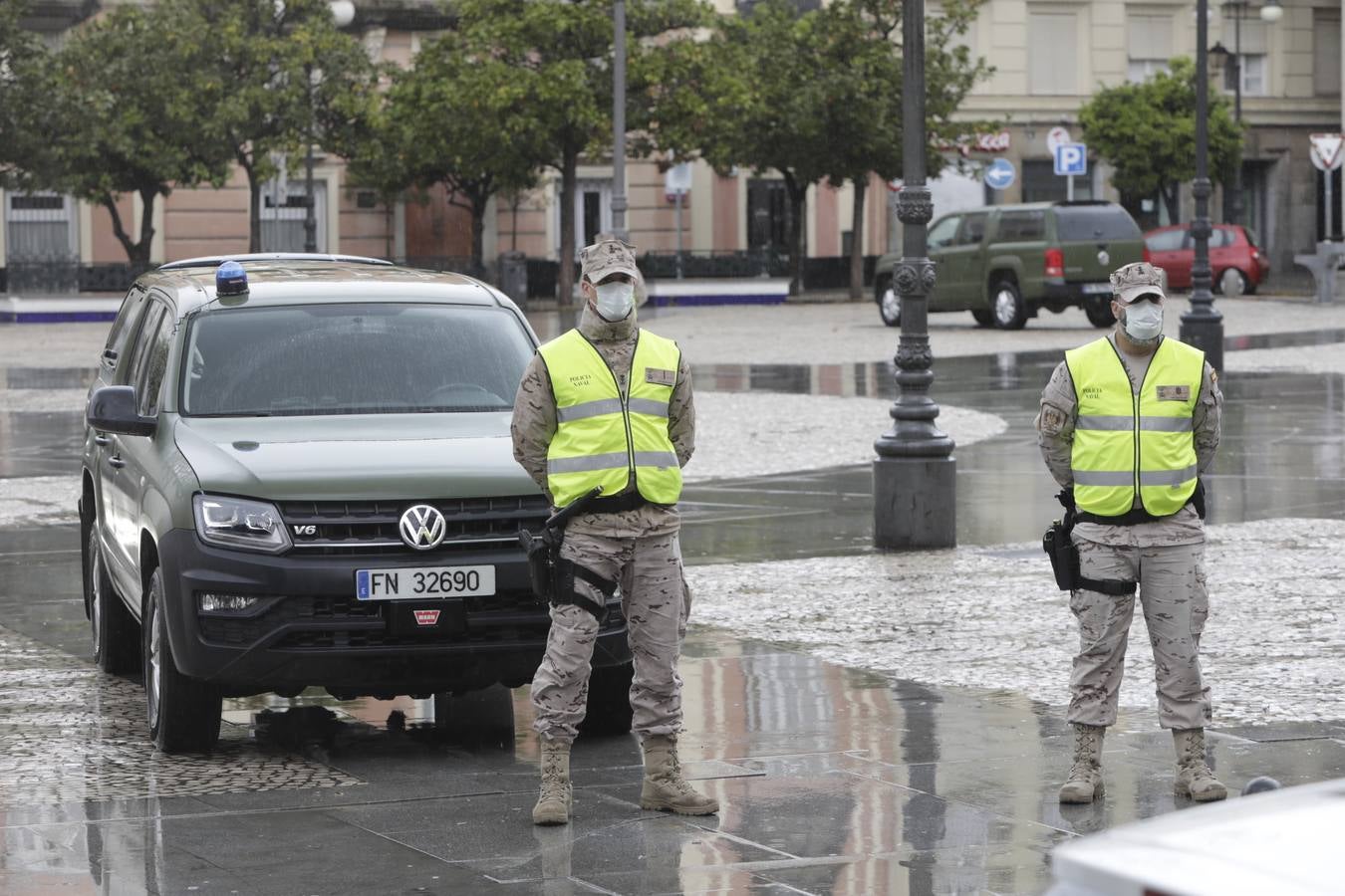 FOTOS: los militares patrullan las calles, estaciones y hospitales de la Bahía de Cádiz