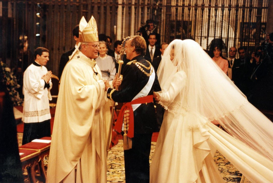 El enlace se celebró en la Catedral de Sevilla con más de 1.500 invitados y ante la atenta mirada de miles de personas que llenaban las calles para aclamar a la primogénita del que por aquel entonces era el jefe del Estado. 