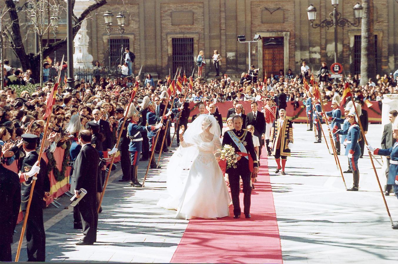 El enlace se celebró en la Catedral de Sevilla con más de 1.500 invitados y ante la atenta mirada de miles de personas que llenaban las calles para aclamar a la primogénita del que por aquel entonces era el jefe del Estado. 