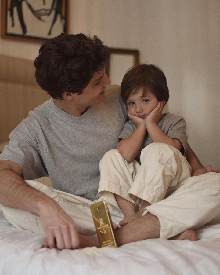 Álex Sánchez de Mora - Los padres más elegantes de Instagram. El modelo fue padre con 25 años de Mateo, y no hay duda de que ha salido clavadito a él. Lo que más nos gusta de ellos es que el pequeño parece estar heredando el gusto por la moda de su progenitor, de hecho, no es extraño verlos con looks conjuntados y todo tipo de tendencias.