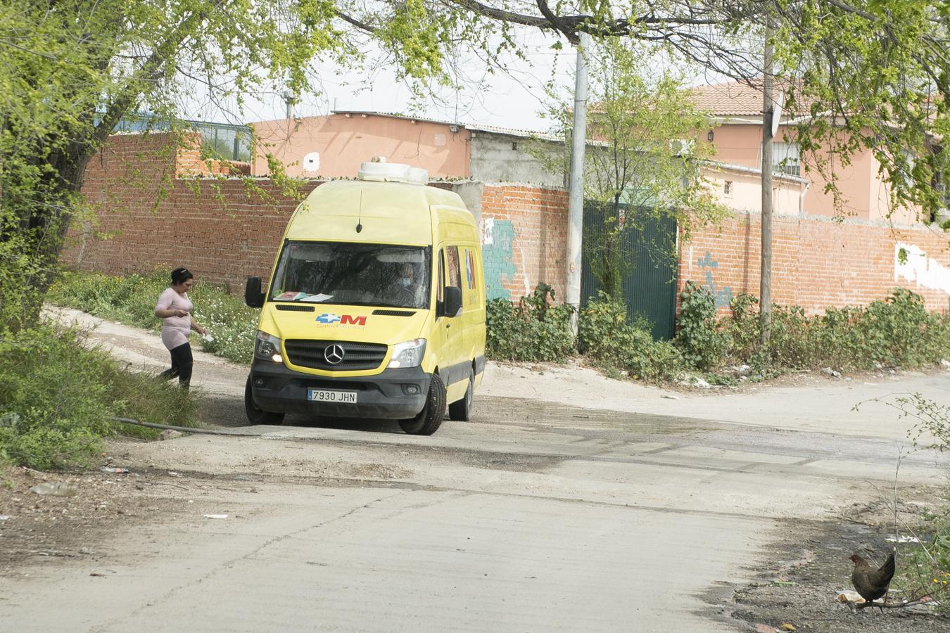 La alerta sanitaria por el avance descontrolado del coronavirus ha llegado a cuentagotas, al menos a tenor de lo observado en un poblado que no entiende de cuarentenas. «Aquí nadie ha venido a decirnos que nos quedemos en casa», coinciden varios de sus moradores.. 