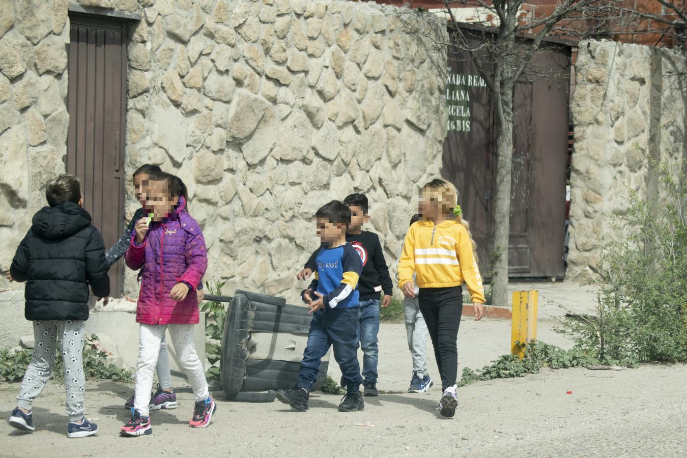 La alerta sanitaria por el avance descontrolado del coronavirus ha llegado a cuentagotas, al menos a tenor de lo observado en un poblado que no entiende de cuarentenas. «Aquí nadie ha venido a decirnos que nos quedemos en casa», coinciden varios de sus moradores.. 