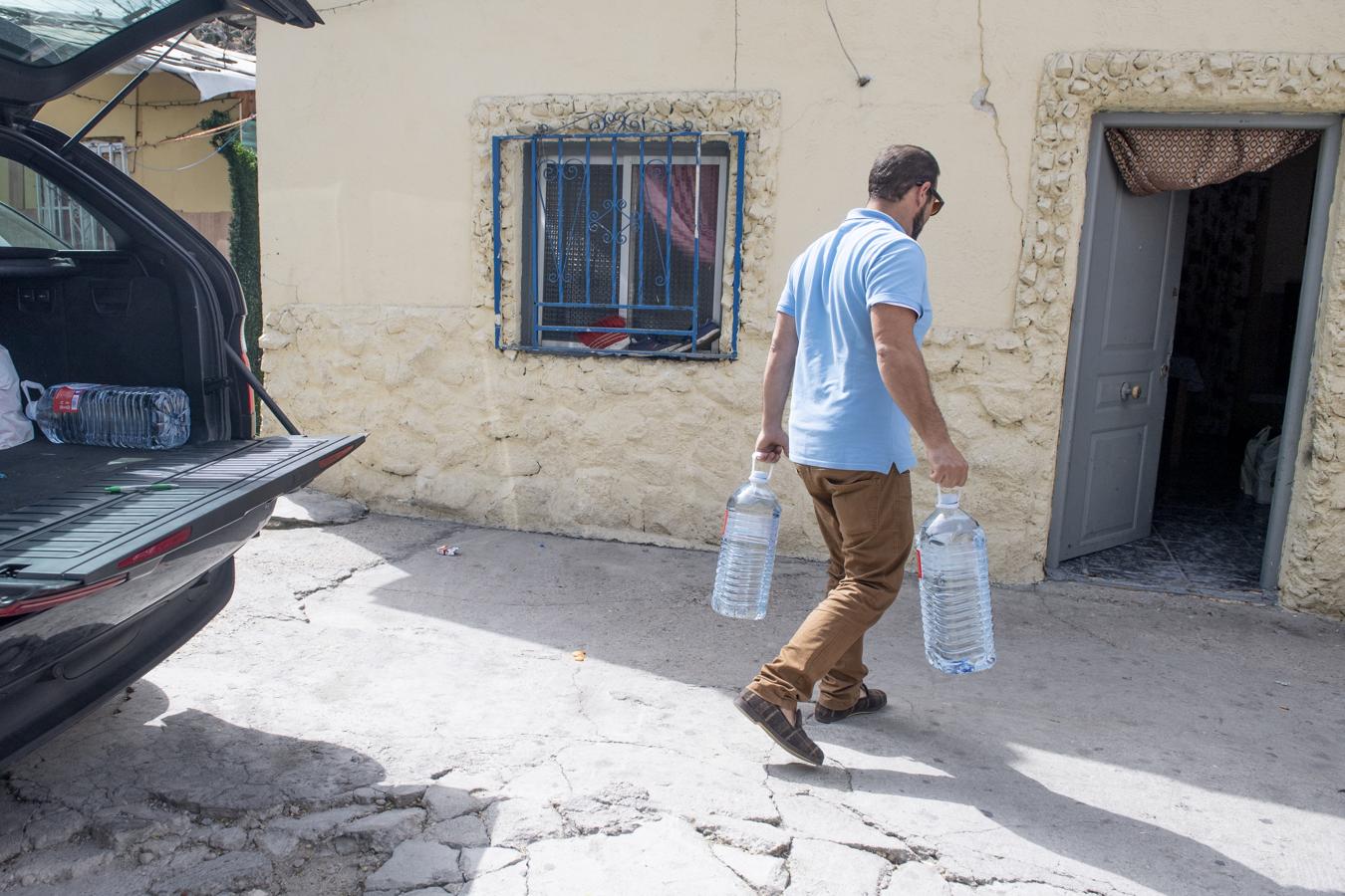 La alerta sanitaria por el avance descontrolado del coronavirus ha llegado a cuentagotas, al menos a tenor de lo observado en un poblado que no entiende de cuarentenas. «Aquí nadie ha venido a decirnos que nos quedemos en casa», coinciden varios de sus moradores.. 