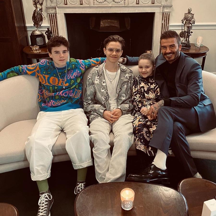 David Beckham - Los padres más elegantes de Instagram. Junto con Victoria Beckham forma uno de los matrimonios más distinguidos del panorama VIP y parece que sus cuatro hijos también siguen sus pasos. Cruz ha protagonizado ya varias campañas para Burberry; Romeo y Brooklyn han demostrado que no tienen miedo a arriesgar con las tendencias y la pequeña Harper es un calco de su madre.