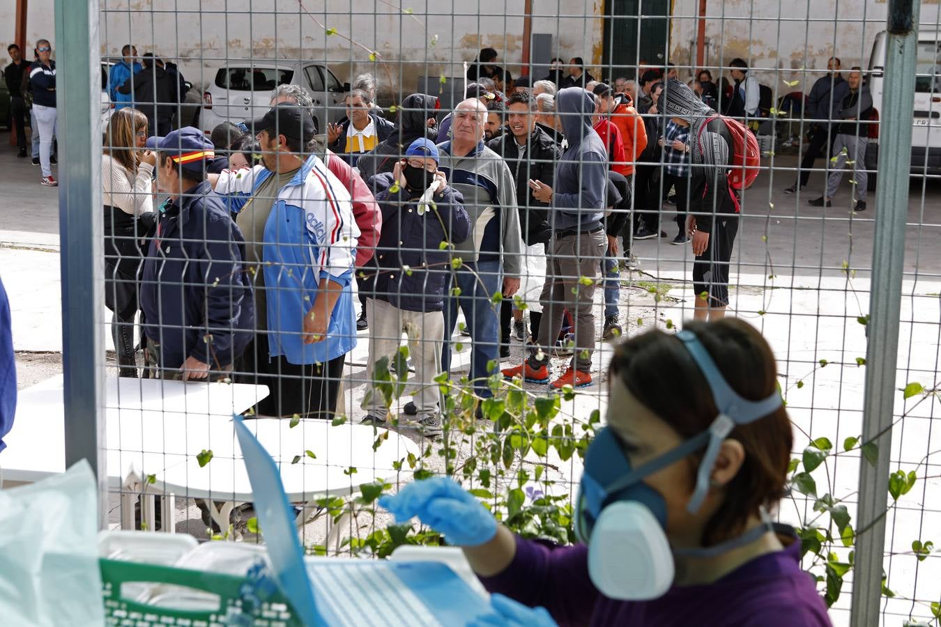 En imágenes, el reparto de comida en Córdoba frente al coronavirus