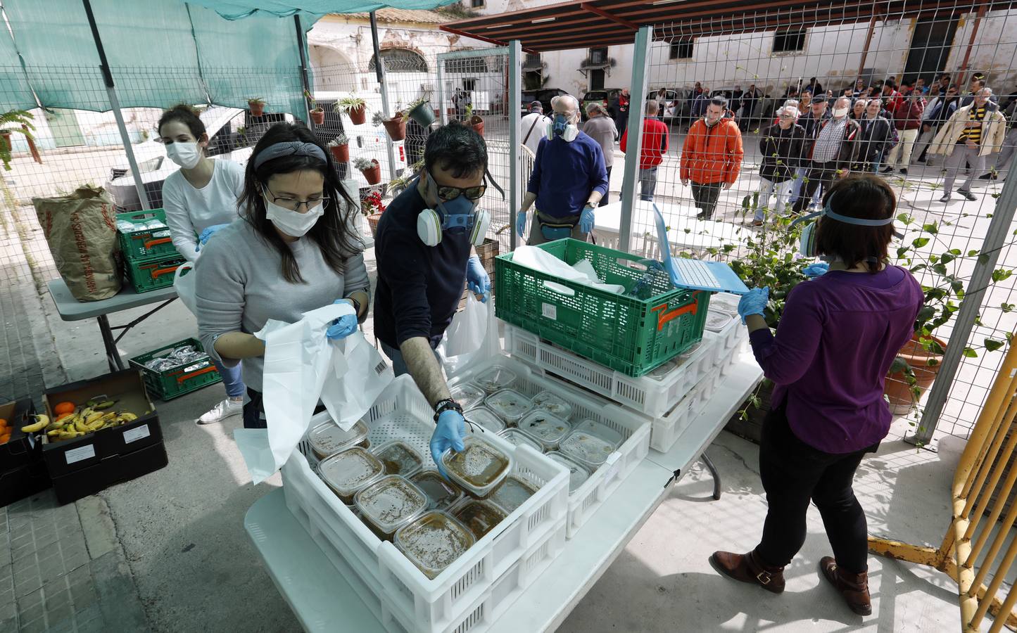 En imágenes, el reparto de comida en Córdoba frente al coronavirus