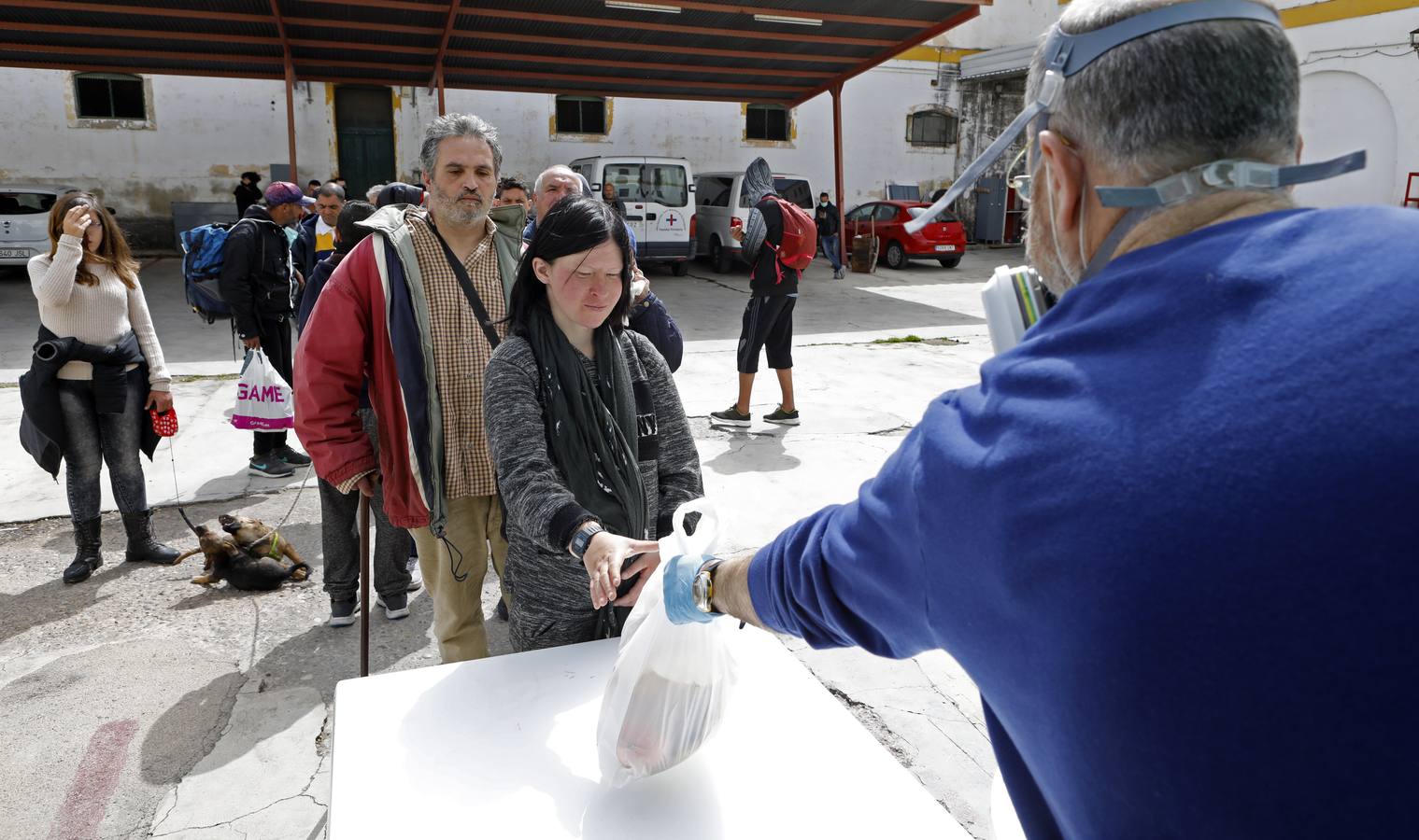 En imágenes, el reparto de comida en Córdoba frente al coronavirus