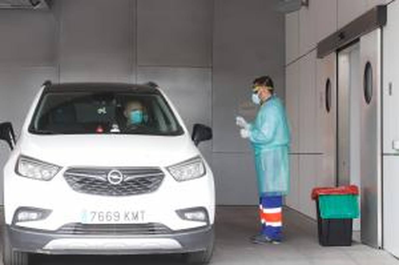 En imágenes, los test del coronavirus a personal esencial desde el coche