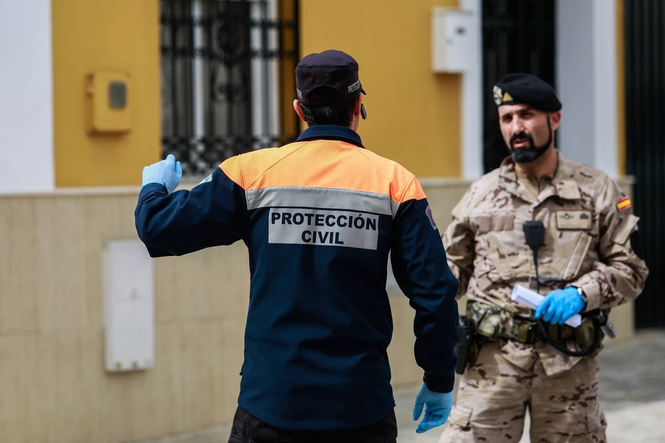 Efectivos del Ejército del Aire patrullan en Alcalá y Dos Hermanas