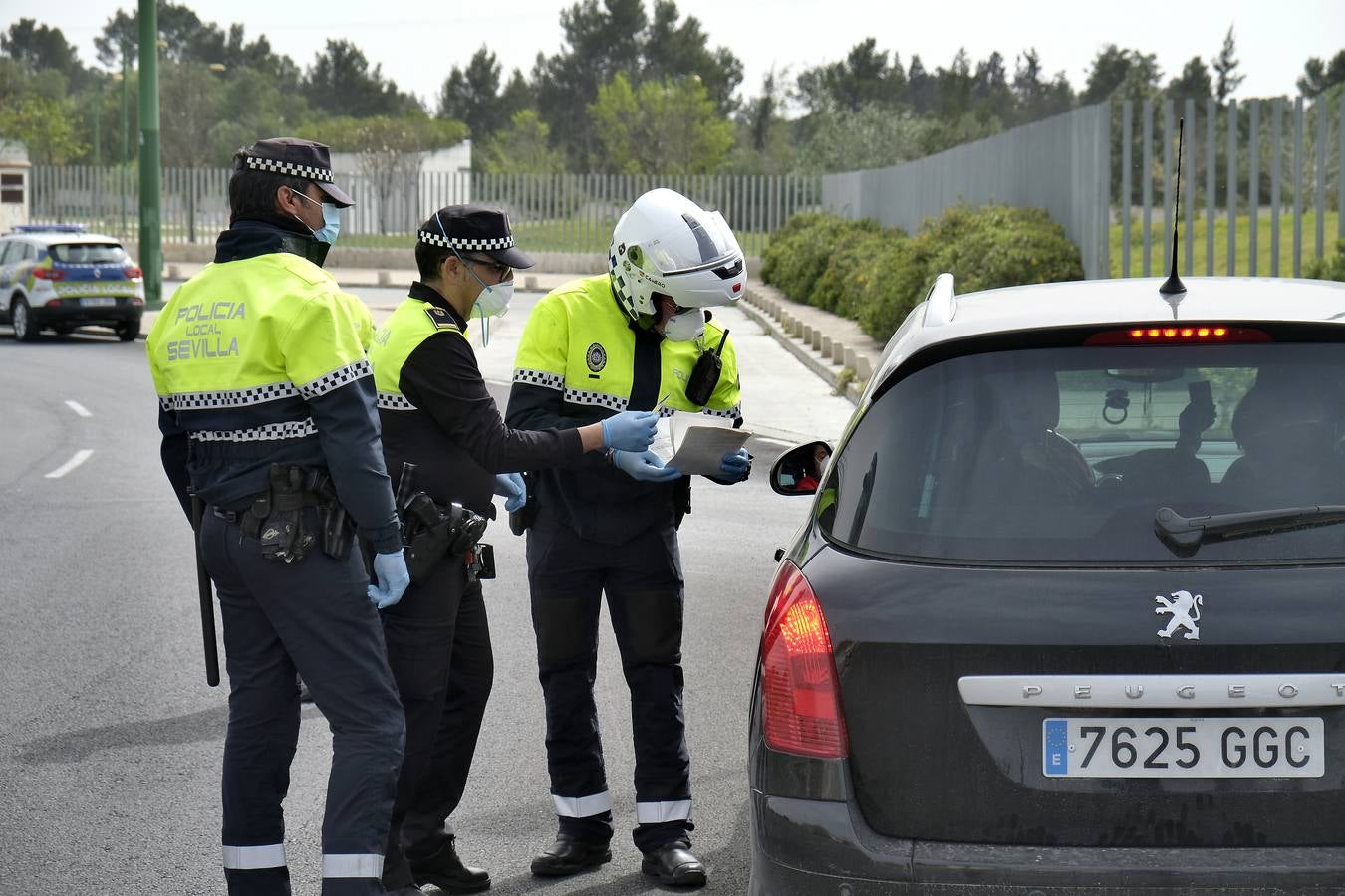 La Policía Local controla en Sevilla el cumplimiento de las normas del estado de alarma por coronavirus