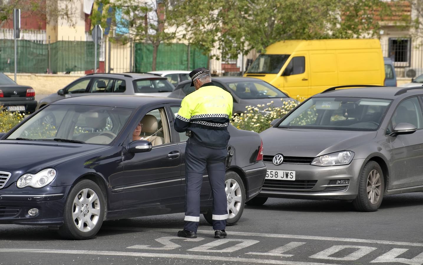 La Policía Local controla en Sevilla el cumplimiento de las normas del estado de alarma por coronavirus