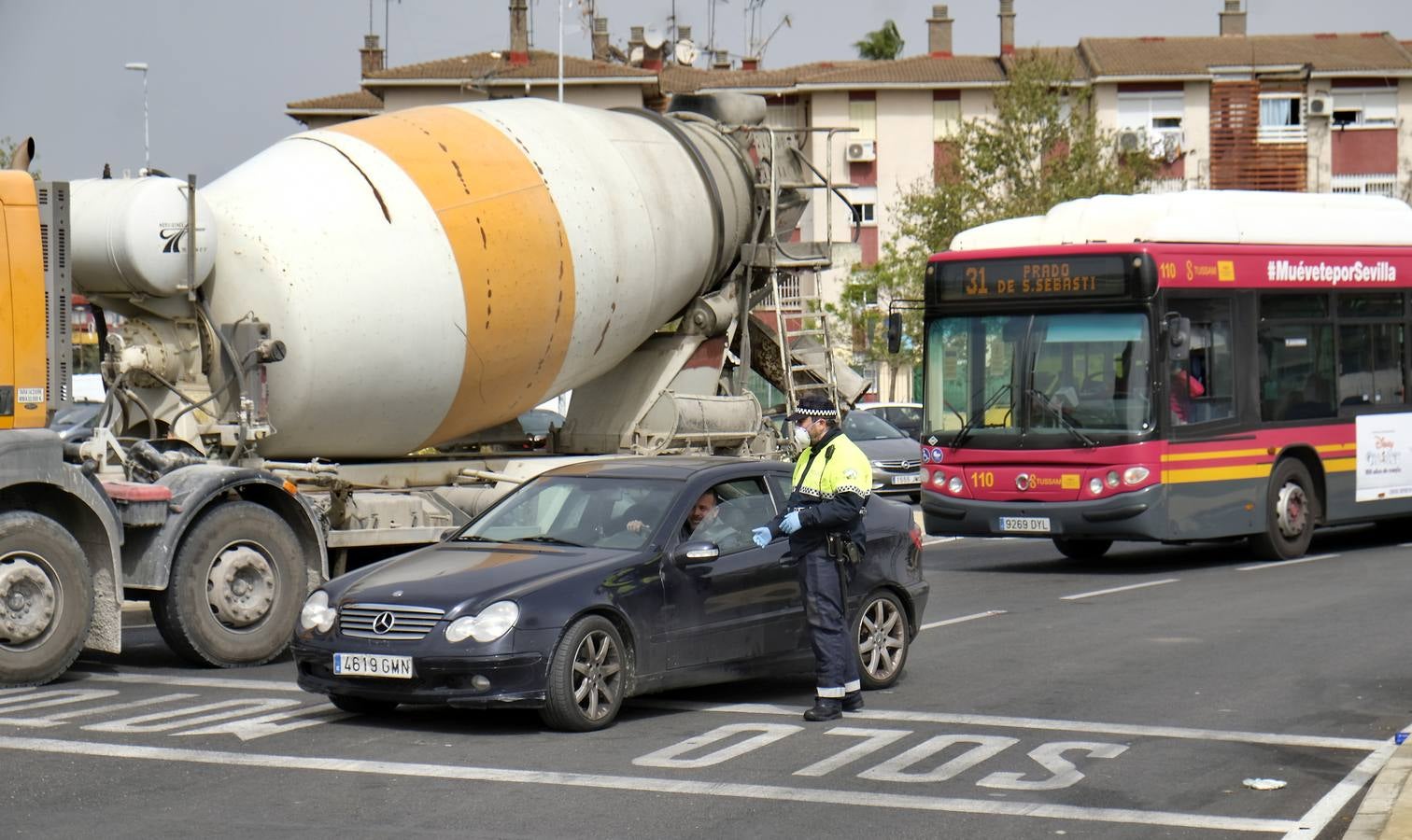 La Policía Local controla en Sevilla el cumplimiento de las normas del estado de alarma por coronavirus