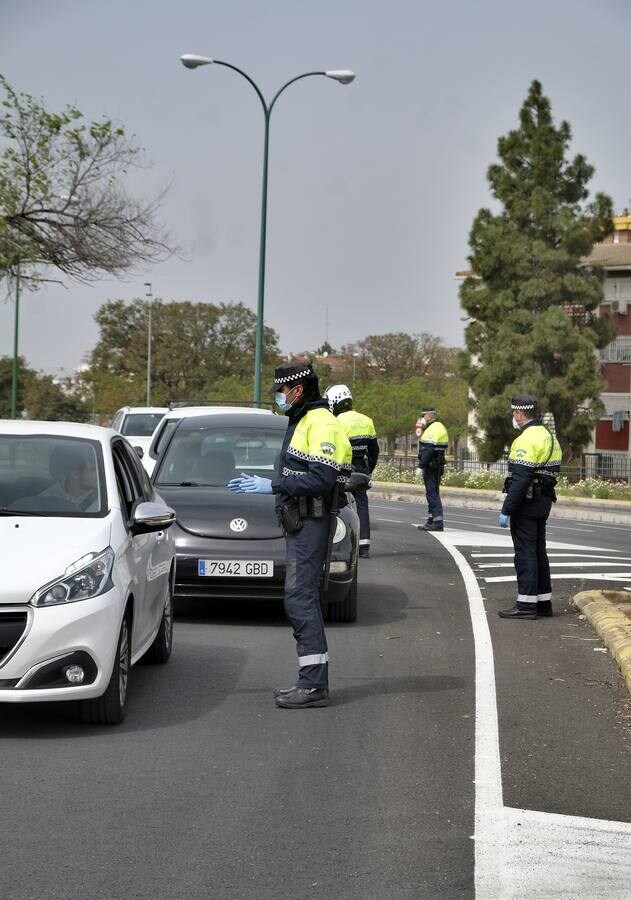 La Policía Local controla en Sevilla el cumplimiento de las normas del estado de alarma por coronavirus
