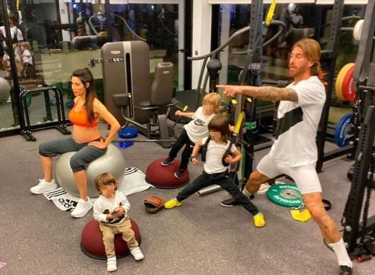 Sergio Ramos y Pilar Rubio. El matrimonio, que espera el nacimiento de su cuarto hijo, está aprovechando para pasar su tiempo libre con sus retoños. Recetas, clases para el más mayor e incluso deporte en familia... así mata el tiempo este matrimonio todoterreno.