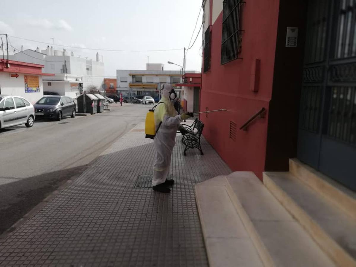 FOTOS: Los municipios de Cádiz intensifican la desinfección de sus calles por el coronavirus