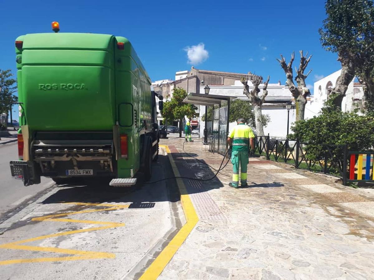 FOTOS: Los municipios de Cádiz intensifican la desinfección de sus calles por el coronavirus