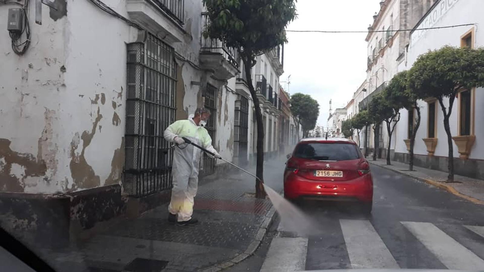 Las ciudades y pueblos de Cádiz se vuelcan en la desinfección de sus espacios públicos