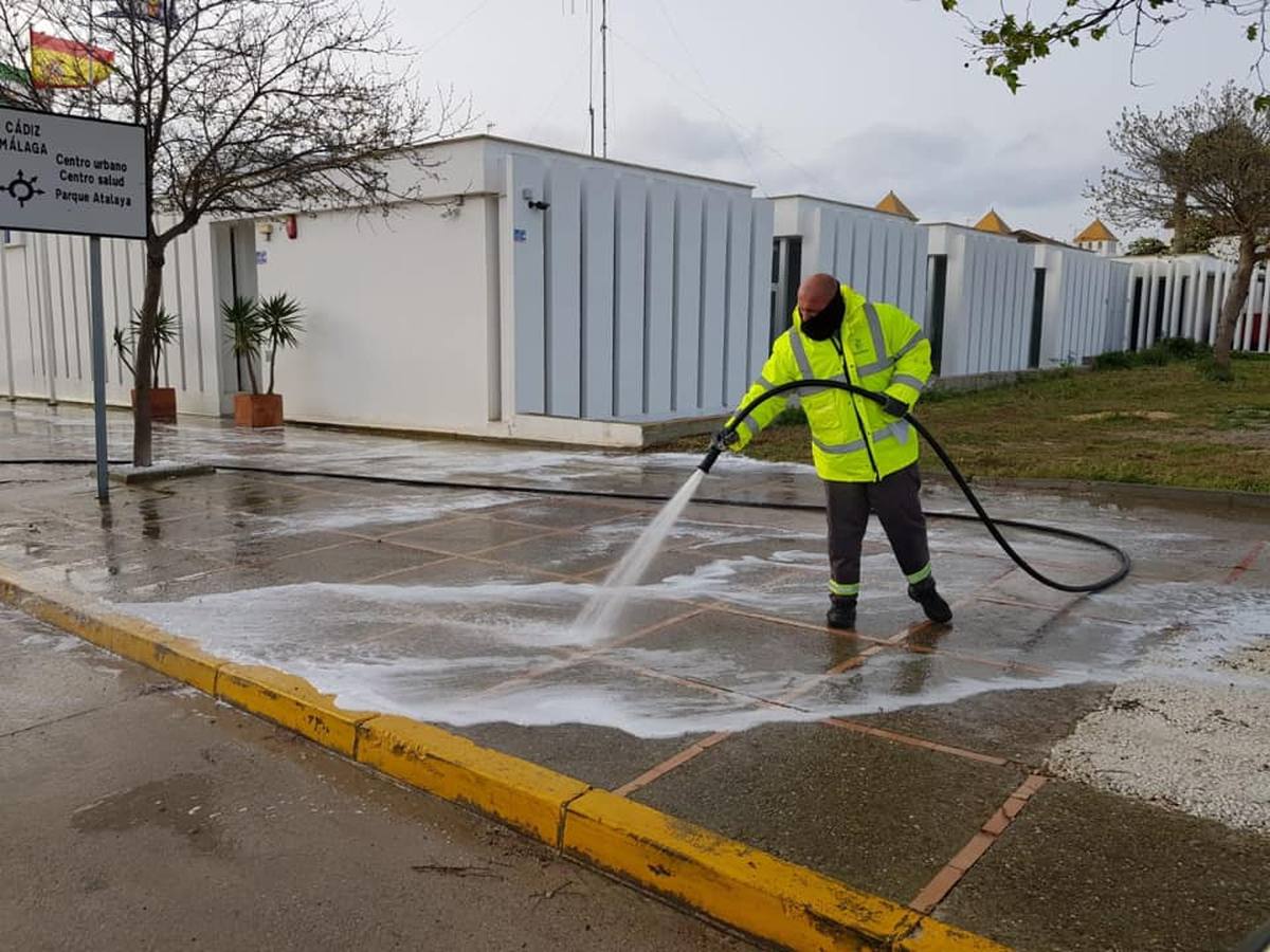 FOTOS: Los municipios de Cádiz intensifican la desinfección de sus calles por el coronavirus