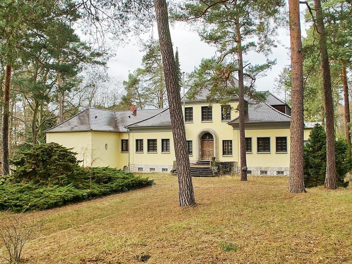 Chalet de lujo en Berlín. Esta villa de estilo clásico fue construida en 1920 y reestructurada por completo en el 2012 y está rodeada de varios parques. Situada en el centro de Berlín, es perfecta para los que buscan un ambiente tranquilo sin renunciar a las comodidades de las grandes ciudades. Se compone de 7 dormitorios con 7 baños de gran tamaño, amplios salones, sala de juegos t terrazas tanto cubiertas como exteriores. Precio: 4.650.000€-