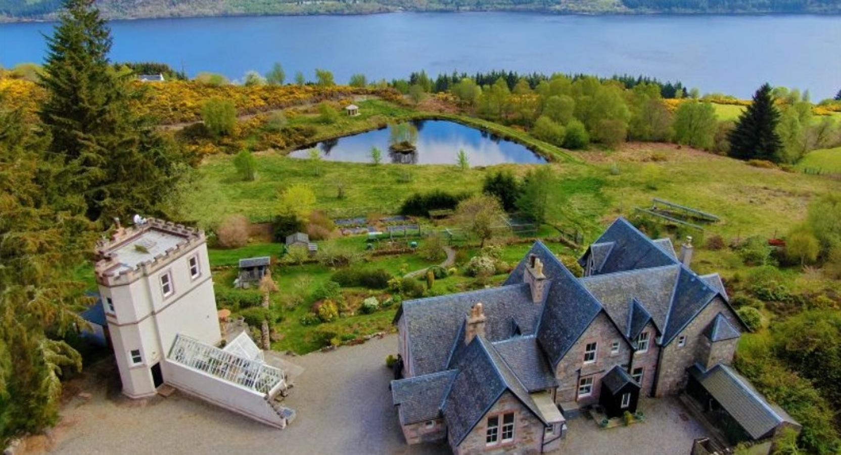 Palacete rural en Escocia. Si has visto “Outlander” probablemente reconocerás este paisaje escocés en la zona de Inverness. Bunloit Estate tiene unas vistas privilegiadas al famoso Lago Ness, así como bosques y páramos en los que perderse que contribuyen a que sea mucho más apetecible. Perfecta para familias (pues posee 4 dormitorios de tipo suite) amantes de la naturaleza que busquen pasar la cuarentena fuera de la ciudad. Precio: 2.000.000€