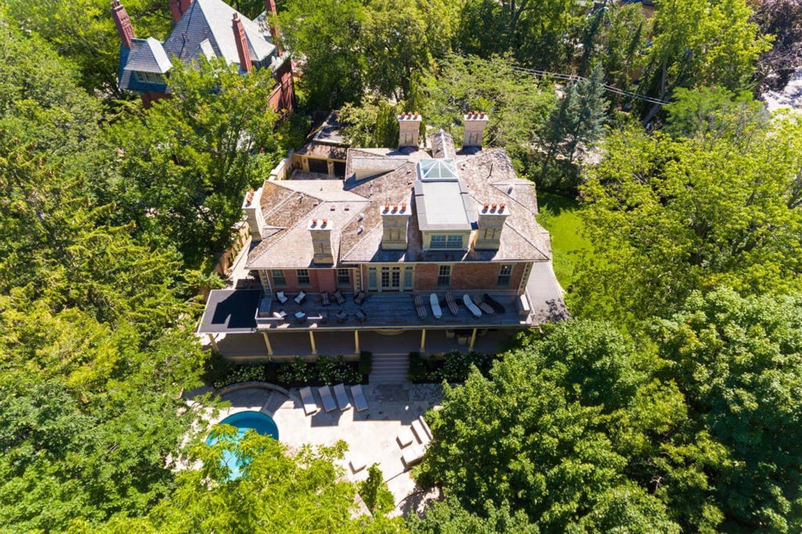 Residencia de estilo clásico en Toronto. Esta residencia construida en 1857 es sin duda la que posee una decoración más cuidada: escaleras de caracol en mármol, baños con frescos en los techos, lámparas de araña, tapices… Una oda a la opulencia y el lujo. Además de cinco dormitorios y nueve baños incluye una biblioteca revestida con paneles de madera, SPA completo, un mini campo de fútbol, pista de hockey, SPA, bodega. Precio: 13.327.100€