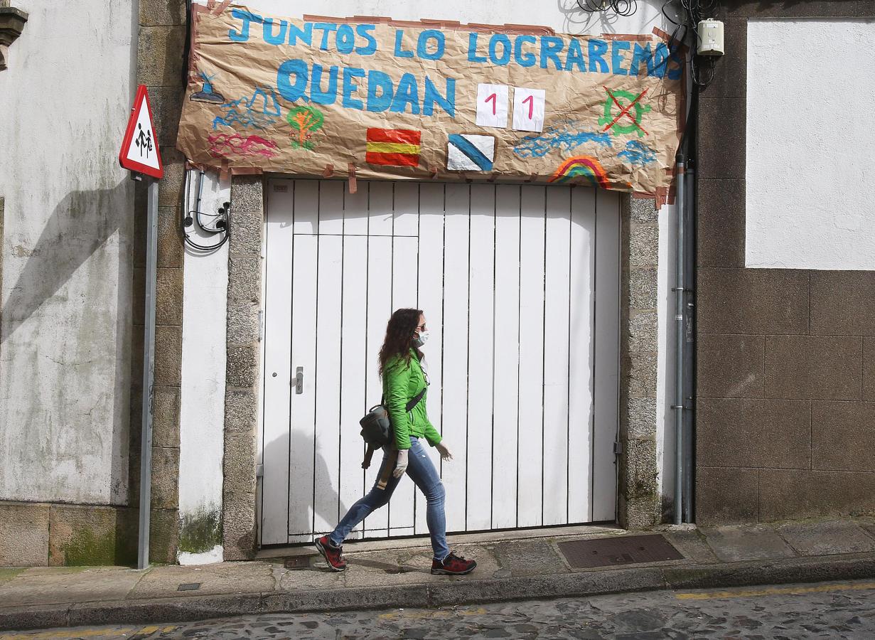 «Juntos lo lograremos. Quedan 11 días [para el fin previsto de la cuarentena]», reza una pancarta colgada en una calle de Santiago.. 