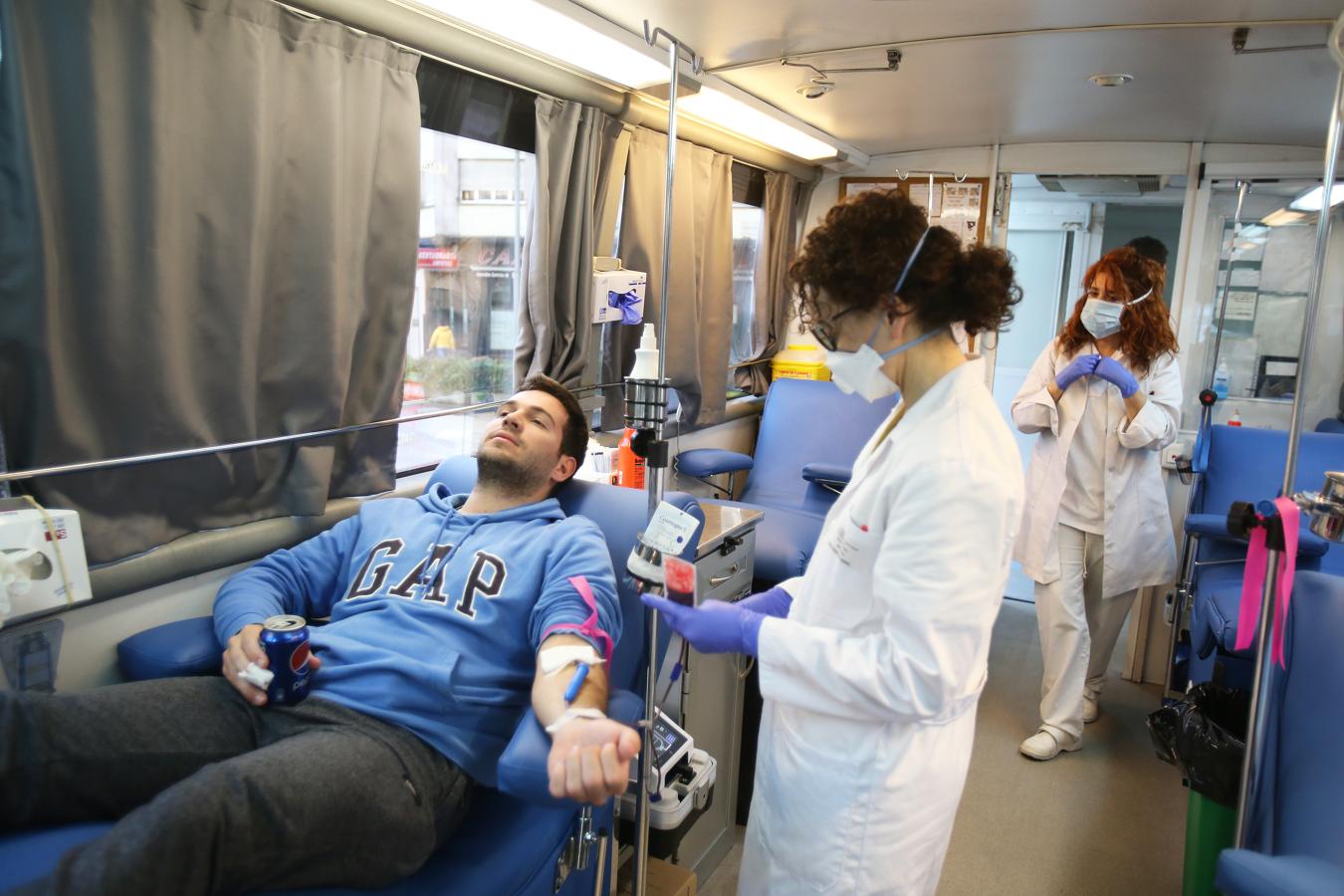 Un hombre dona sangre para pacientes necesitados ante la emergencia sanitaria en Santiago.. 