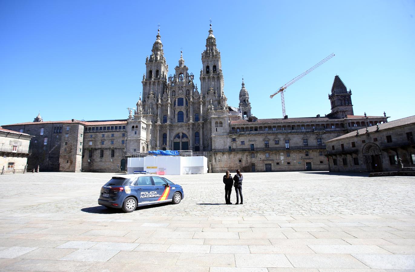 Una patrulla de la Policía Nacional vigila en Santiago el entorno de la Praza do Obradoiro, punto de llegada de los peregrinos y una de las zonas más transitadas de la capital gallega.. 