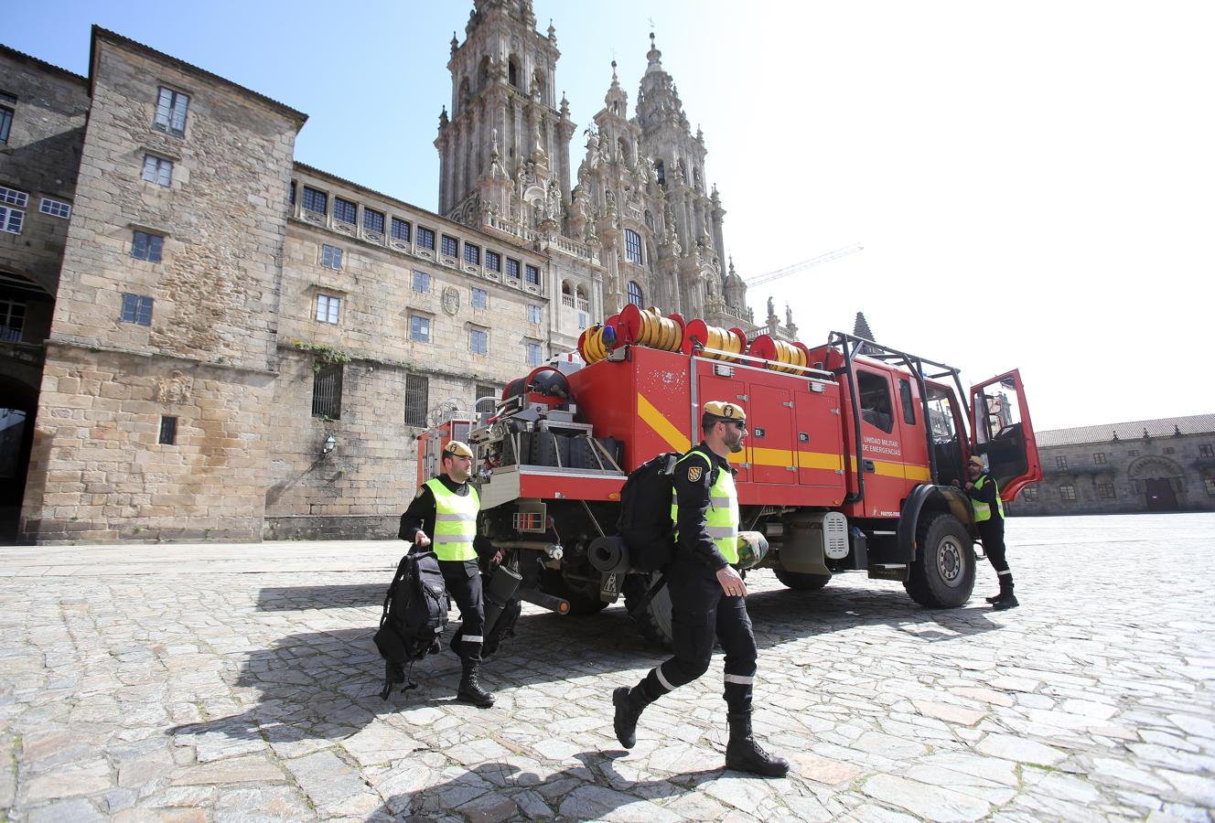 Efectivos de la UME desplegados en la Praza do Obradoiro.. 