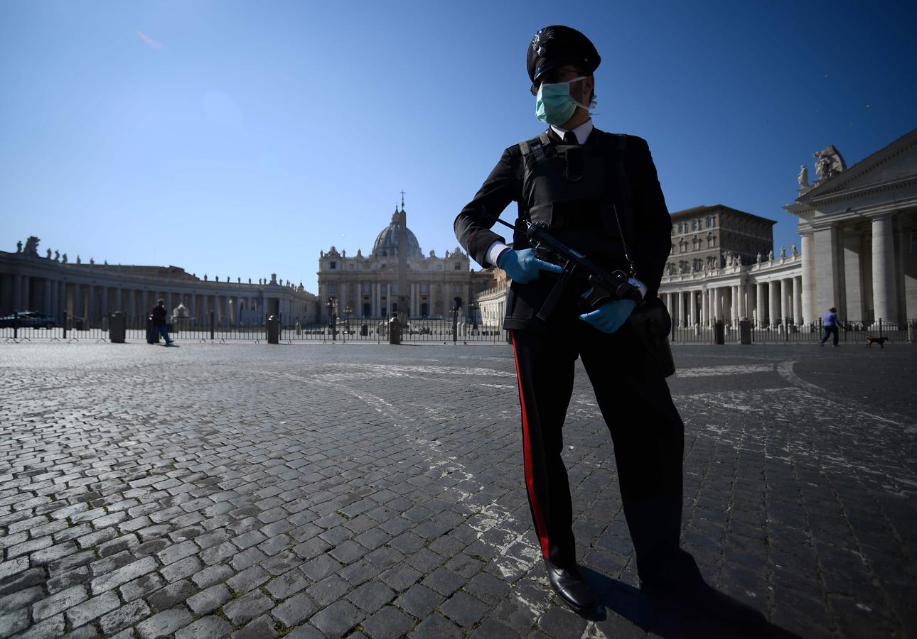 Roma (Italia). Un carabinero en una desierta Plaza de San Peddro en el Vaticano, provisto de guantes y mascarilla