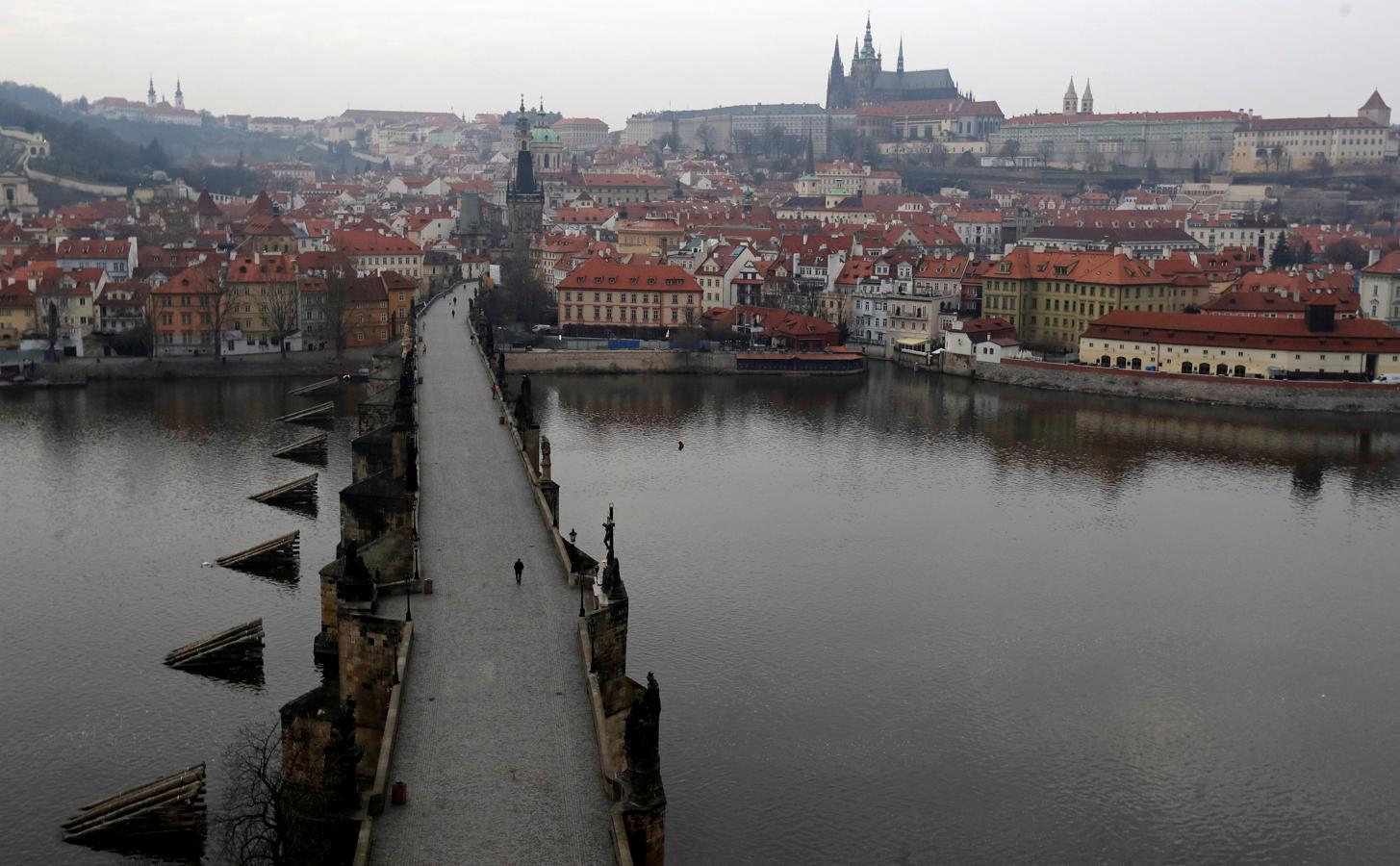 Praga (Checoslovaquia). Un transeúnte solitario pasea por el puente medieval de Carlos