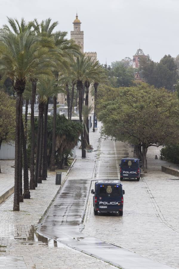 En imágenes, el coronavirus y la lluvia traen una estampa fantasmal de Sevilla