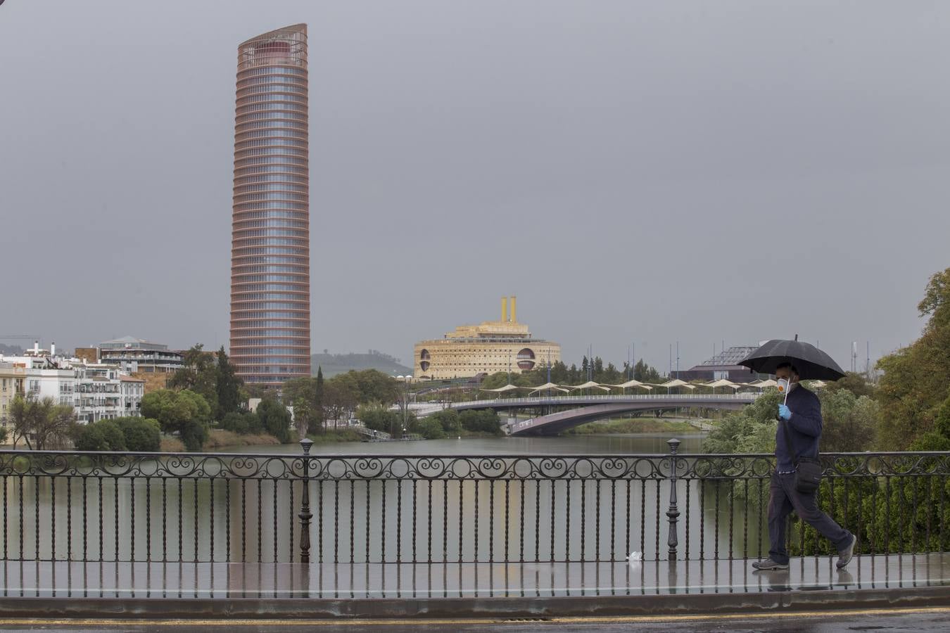 En imágenes, el coronavirus y la lluvia traen una estampa fantasmal de Sevilla