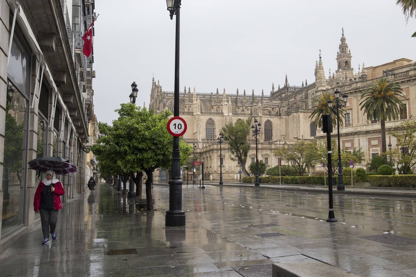 En imágenes, el coronavirus y la lluvia traen una estampa fantasmal de Sevilla