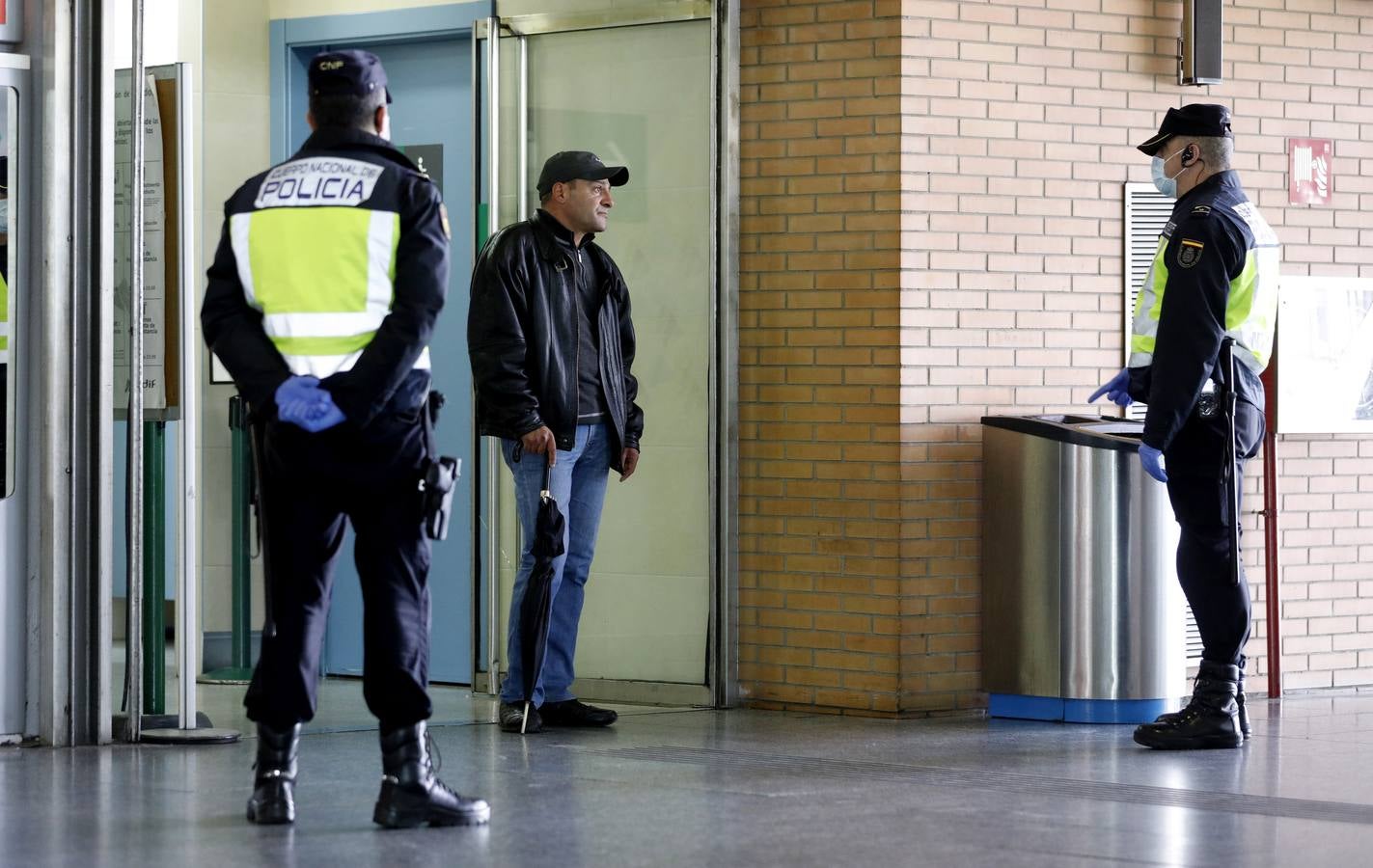 La Policía vigila que se cumpla el estado de alarma en Córdoba, en imágenes