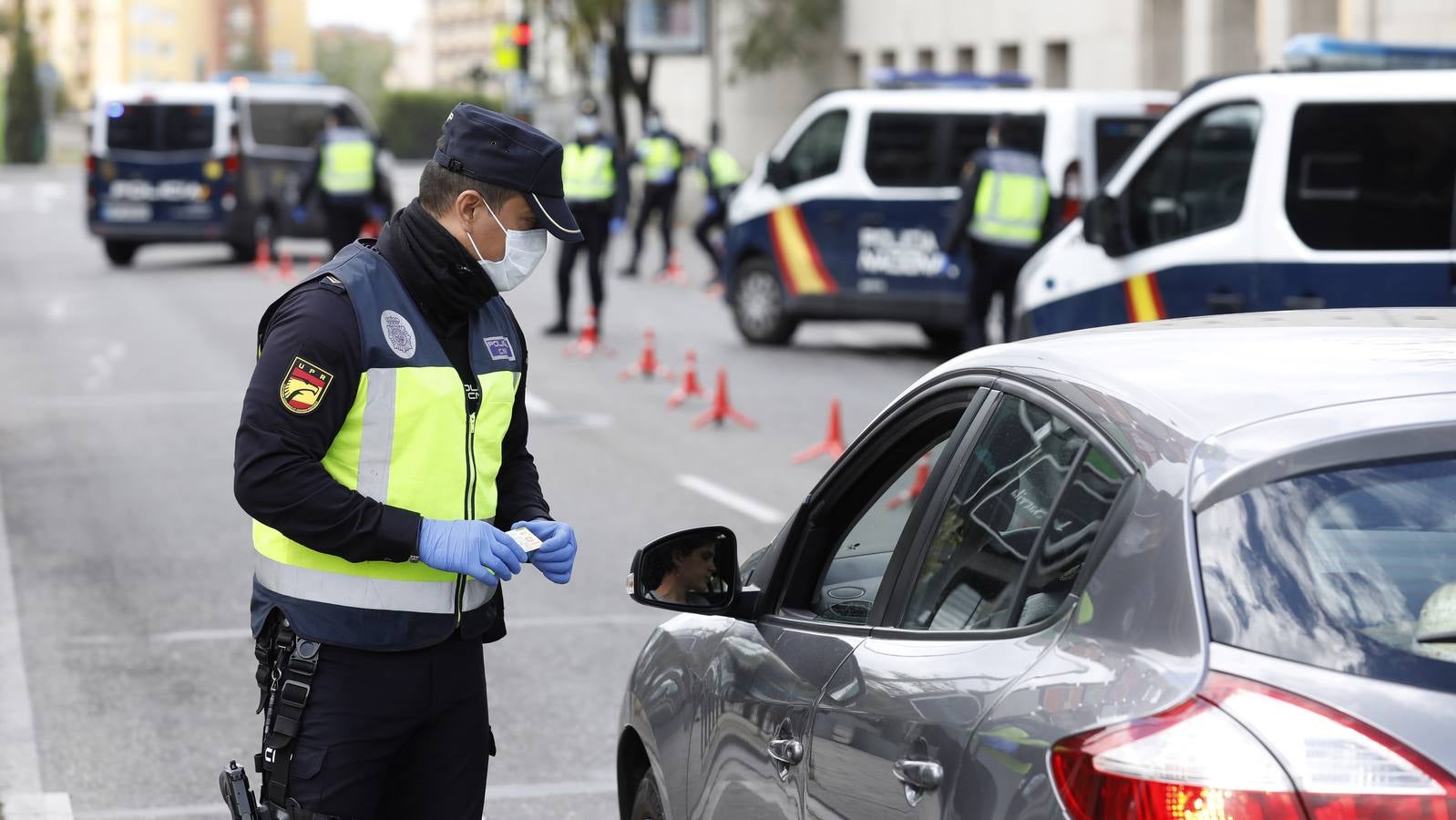 La Policía vigila que se cumpla el estado de alarma en Córdoba, en imágenes