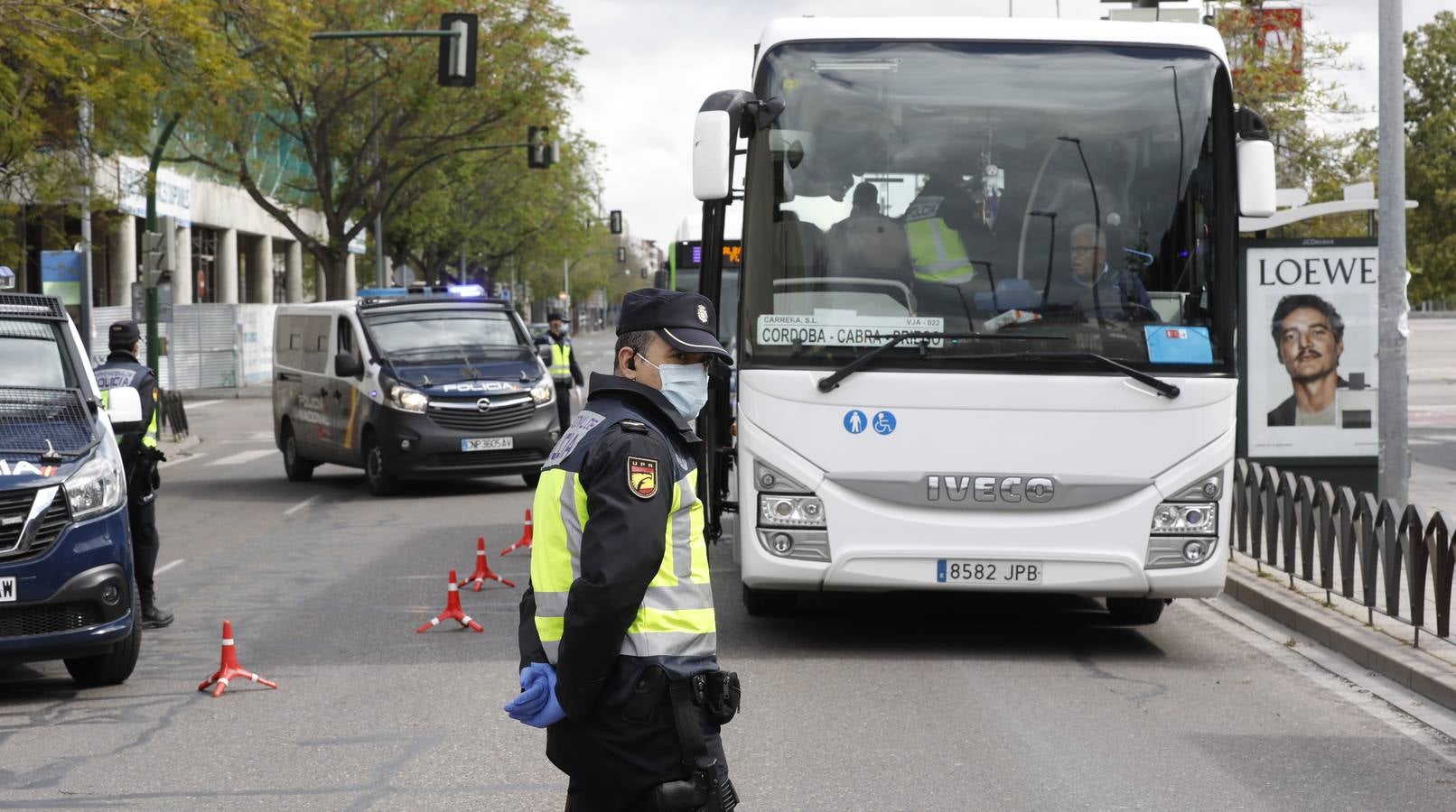 La Policía vigila que se cumpla el estado de alarma en Córdoba, en imágenes