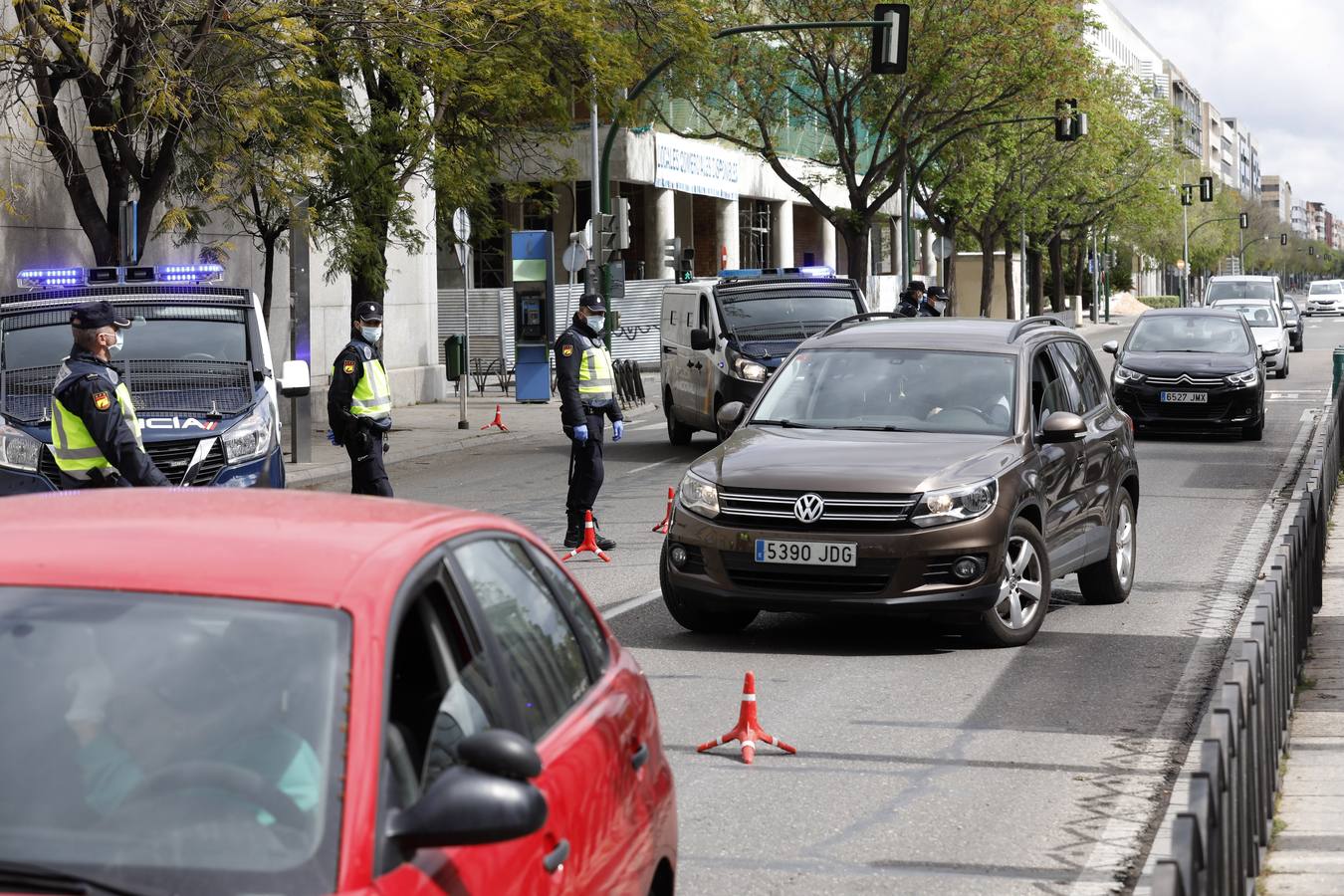 La Policía vigila que se cumpla el estado de alarma en Córdoba, en imágenes