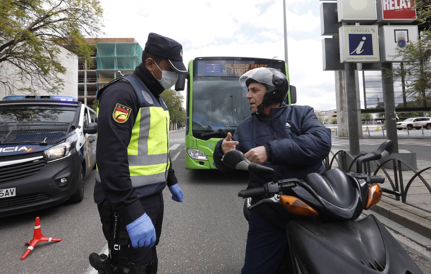 La Policía vigila que se cumpla el estado de alarma en Córdoba, en imágenes