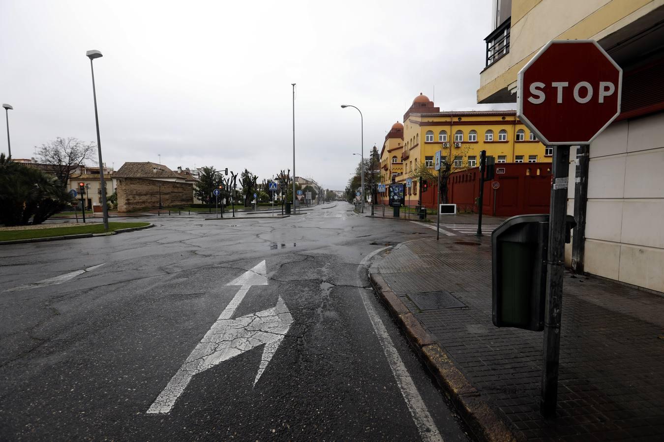 Las calles desiertas de un domingo de coronavirus en Córdoba, en imágenes