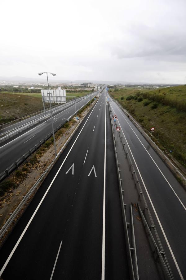 Las calles desiertas de un domingo de coronavirus en Córdoba, en imágenes