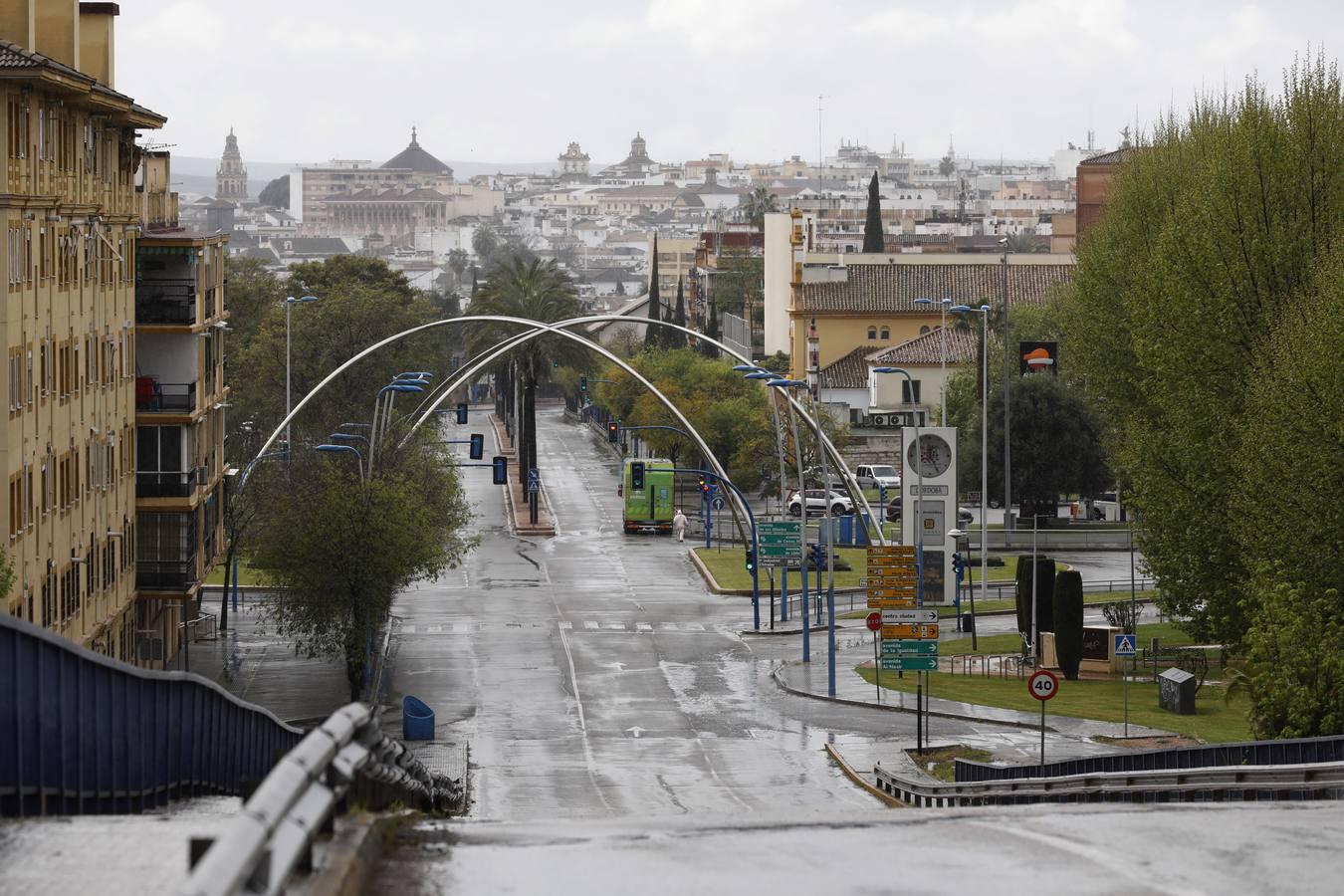 Las calles desiertas de un domingo de coronavirus en Córdoba, en imágenes