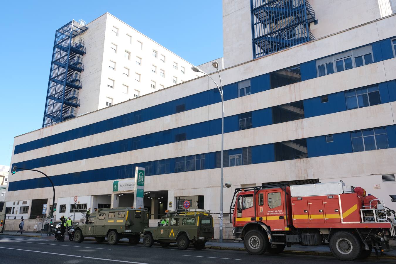 FOTOS: La UME desinfecta varias zonas de Cádiz