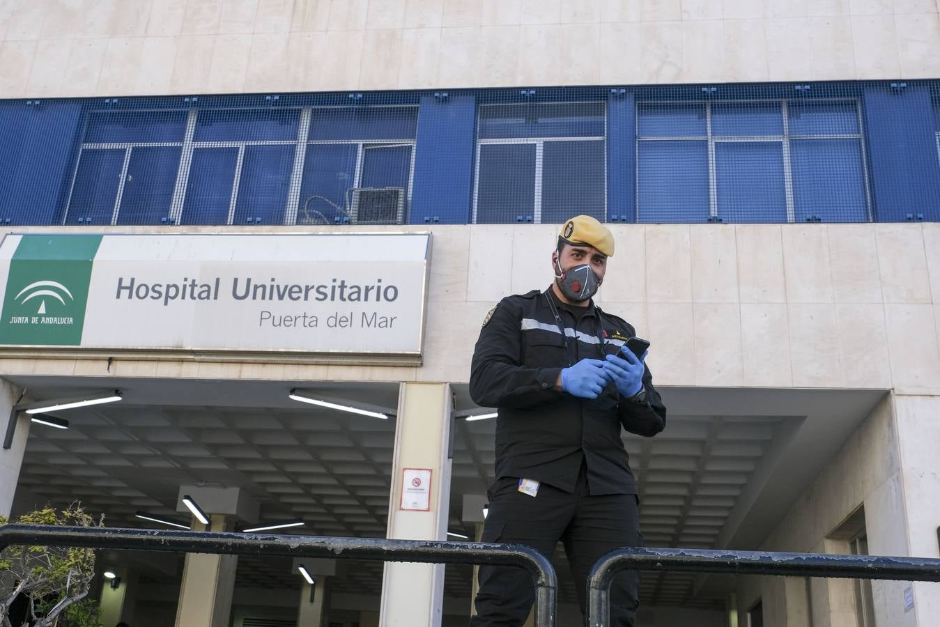 FOTOS: La UME desinfecta varias zonas de Cádiz