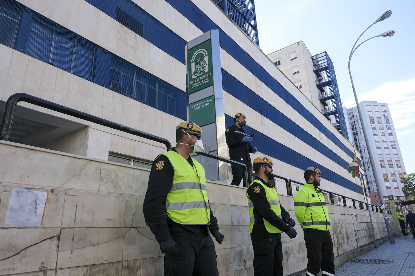 FOTOS: La UME desinfecta varias zonas de Cádiz