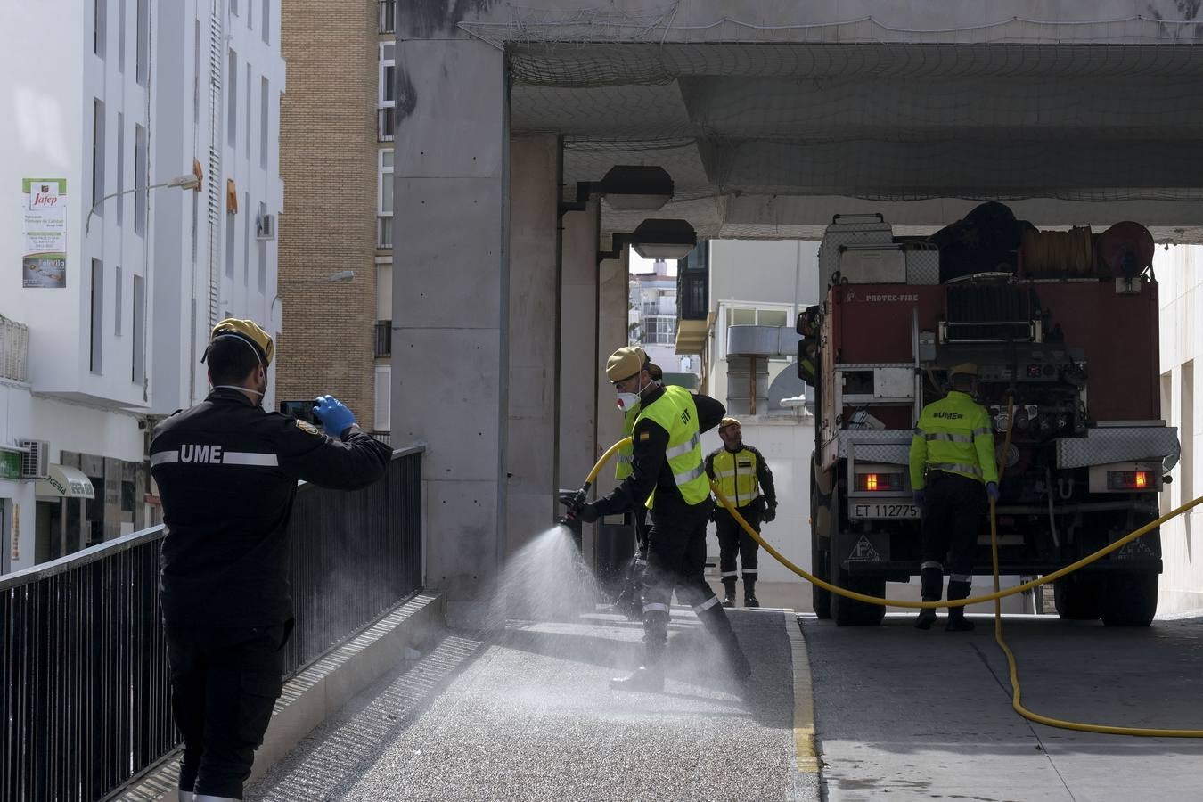 FOTOS: La UME desinfecta varias zonas de Cádiz