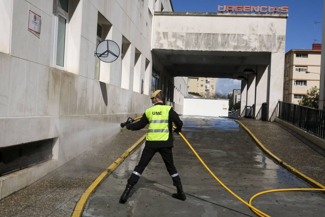 FOTOS: La UME desinfecta varias zonas de Cádiz